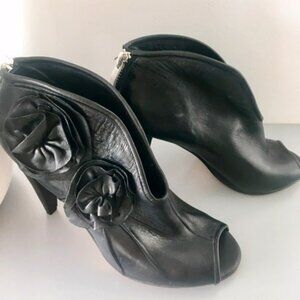 Vince Camuto black leather rose detail peep toe ankle bootie sz.6.5